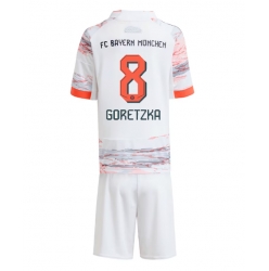 Fotbollsset Barn Bayern Munich Leon Goretzka #8 Bortatröja 2025-26 Mini-Kit Kortärmad (+ korta byxor)