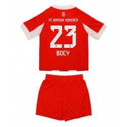 Fotbollsset Barn Bayern Munich Sacha Boey #23 Hemmatröja 2025-26 Mini-Kit Kortärmad (+ korta byxor)