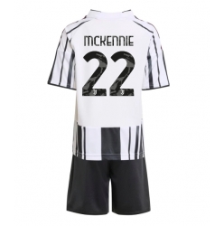 Fotbollsset Barn Juventus Weston McKennie #22 Hemmatröja 2025-26 Mini-Kit Kortärmad (+ korta byxor)