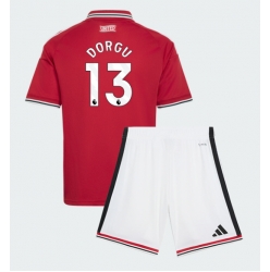 Fotbollsset Barn Manchester United Patrick Dorgu #13 Hemmatröja 2026-27 Mini-Kit Kortärmad (+ korta byxor)