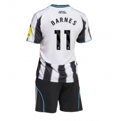 Fotbollsset Barn Newcastle United Harvey Barnes #11 Hemmatröja 2025-26 Mini-Kit Kortärmad (+ korta byxor)