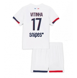 Fotbollsset Barn Paris Saint-Germain Vitinha #17 Bortatröja 2025-26 Mini-Kit Kortärmad (+ korta byxor)